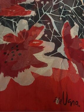 🌹 Vera Silk scarf 🧣 red and black floral Stunning!